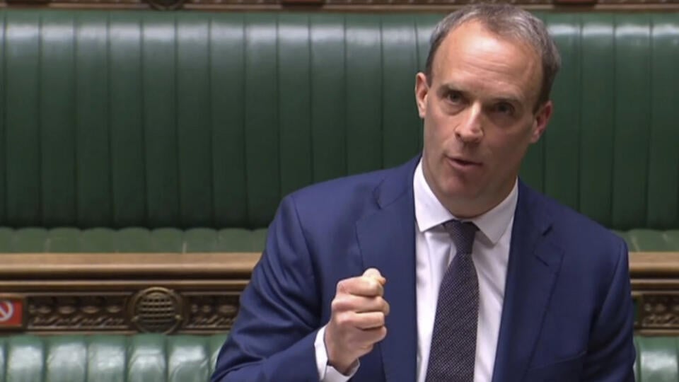 Na snímke je britský minister zahraničných vecí Dominic Raab zastupujúci britského premiéra Borisa Johnsona počas otázok pre premiéra na plenárnom zasadnutí Dolnej komory britského parlamentu v Londýne.