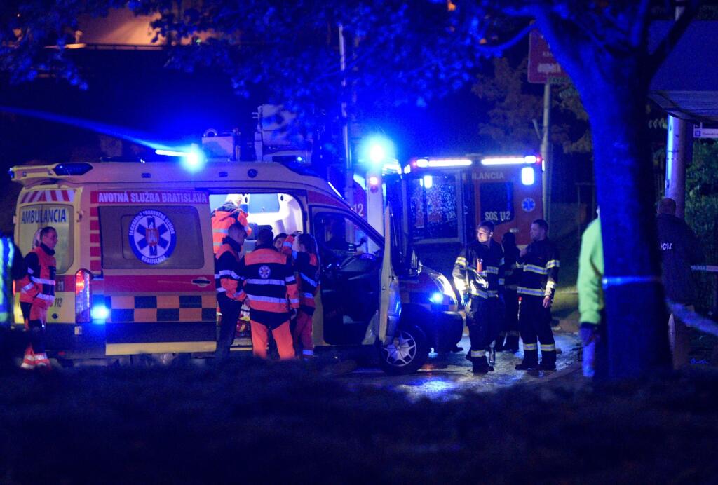 Na bratislavskej Zochovej ulici narazilo v nedeľu krátko po 22.15 h auto do zastávky mestskej hromadnej dopravy (MHD). Nehoda si podľa doterajších informácií vyžiadala štyroch mŕtvych a sedem zranených. Na snímke policajti a príslušníci Hasičského a záchranného zboru zasahujú pri dopravnej nehode na Zochovej ulici 2. októbra 2022 v Bratislave. FOTO TASR - Pavol Zachar