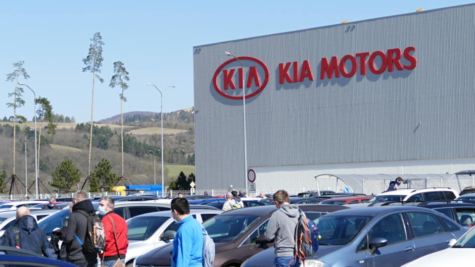 Spoločnosť Kia Motors Slovakia (KMS) obnovila výrobu automobilov v Tepličke nad Váhom od pondelka 6. apríla v dvojzmennej prevádzke. Na snímke zamestnanci Kia Motors Slovakia po skončení pracovnej doby v Tepličke nad Váhom dňa 7. apríla 2020. FOTO TASR - Erika Ďurčová