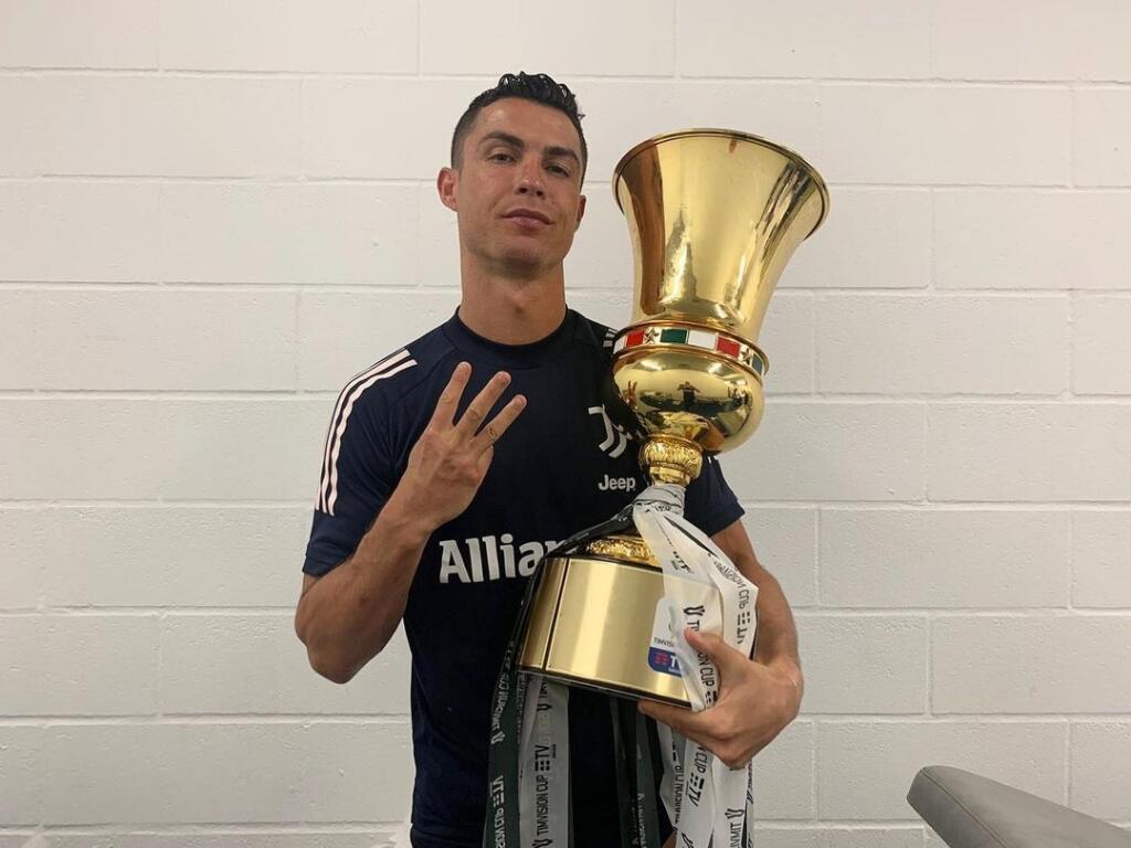 Georgina najprv gratulovala snúbencovi Ronaldovi k zisku trofeje.