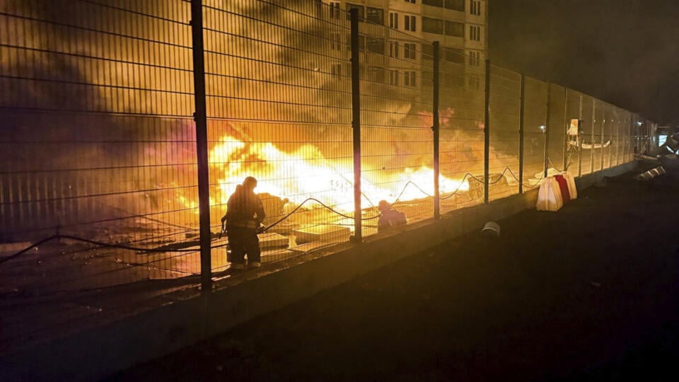 JB 12 Kyjev - Na snímke zverejnenej ukrajinským ministerstvom pre mimoriadne situácie hasiči hasia požiar po ruskom útoku neďaleko Kyjeva 24. marca 2025. Rusko a Ukrajina pokračovali v noci na pondelok vo vzájomných útokoch bezpilotnými lietadlami. Hasiči v ruskom Krasnodarskom kraji medzitým v nedeľu už piaty deň bojovali s požiarom v ropnom sklade, ktorý zrejme spôsobil útok ukrajinského dronu. TASR o tom informuje s odvolaním sa na správy ruskojazyčného vysielania BBC a agentúry Reuters. FOTO