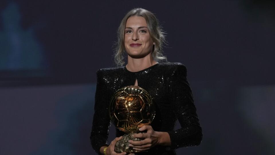 EBE 33 Paríž - Na snímke hráčka Barcelony Alexia Putellasová si prevzala trofej Zlatej lopty pre ženy 2021 počas 65. ročníky udeľovania cien futbalovej Zlatej lopty v Theater du Chatelet v Paríži v pondelok 29. novembra 2021. FOTO TASR/AP


Barcelona player Alexia Putellas holds the the Women's Ballon d'Or trophy during the 65th Ballon d'Or ceremony at Theatre du Chatelet, in Paris, Monday, Nov. 29, 2021. (AP Photo/Christophe Ena)