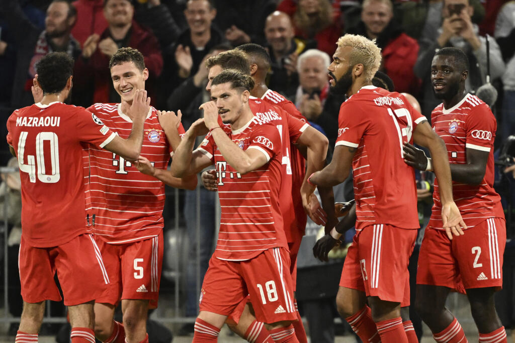 WA 100 Mníchov - Futbalista Bayernu Mníchov Benjamin Pavard (druhý zľava) sa teší so spoluhráčmi po strelení gólu v zápase 6. kola C-skupiny Ligy majstrov Bayern Mníchov - Inter Miláno v Mníchove v utorok 1. novembra 2022. FOTO TASR/AP
Munich's Benjamin Pavard, second left, celebrates scoring their side's first goal of the game with teammates during the Champions League Group C soccer match between Bayern Munich and Inter Milan at Allianz Arena stadium in Munich, Germany, Tuesday, Nov. 1, 2022