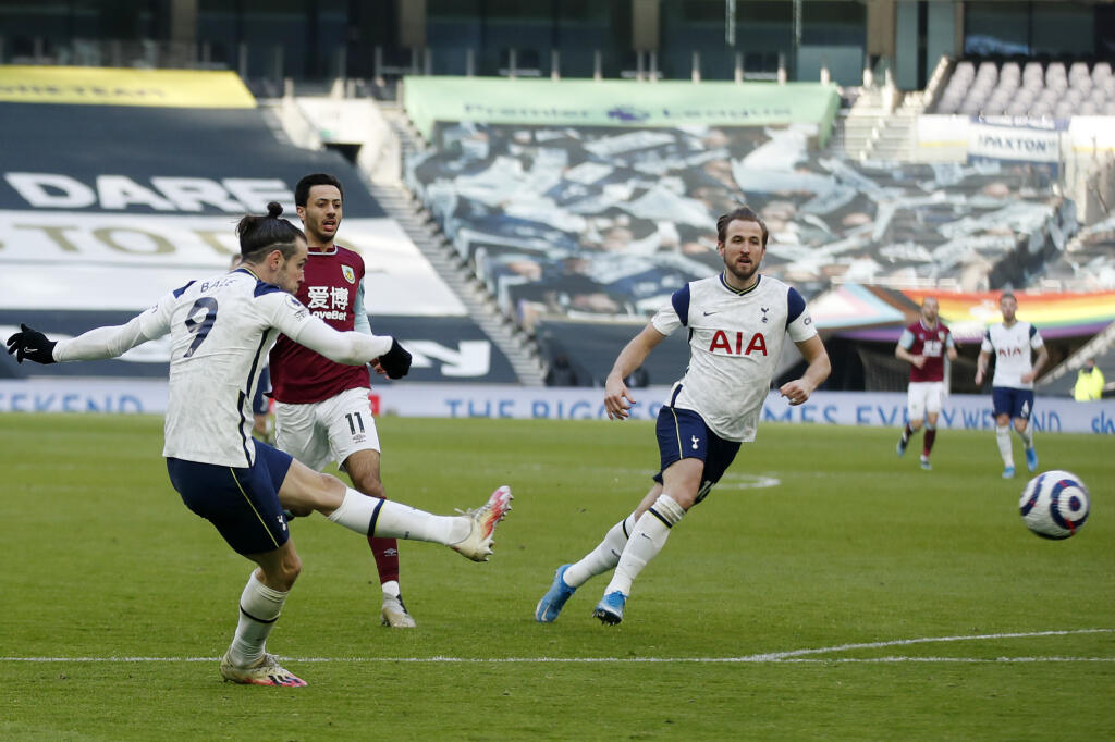 EBE 63 Londýn - Na snímke vľavo hráč Tottenhamu Gareth Bale strieľa gól a štvrtý mužstva v zápase 26. kola anglickej Premier League vo futbale Tottenham Hotspur - FC Burnley (4:0) v nedeľu 28. februára 2021. FOTO TASR/AP
Tottenham's Gareth Bale, left, scores his side's fourth goal during an English Premier League soccer match between Tottenham Hotspur and Burnley at the Tottenham Hotspur Stadium in London, England, Sunday, Feb. 28. 2021. (Matthew Childs/Pool via AP)
