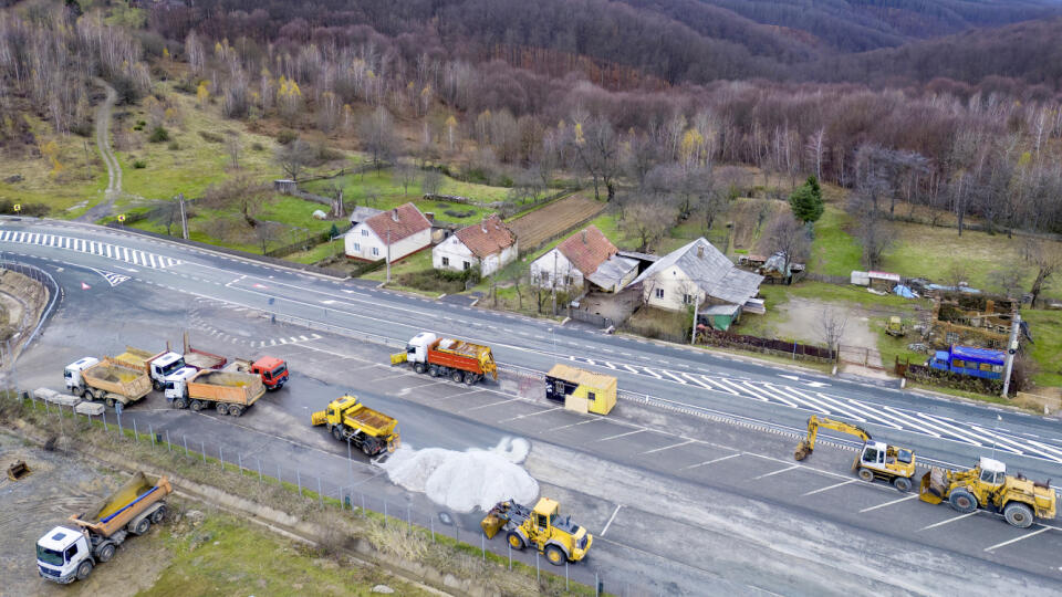 Na Novej Hute stojí zástavba domov, do ktorých počas maďarizácie nasťahovali Maďarov. Tí mali Slovákov „preonačiť“. Dopadlo to naopak: Maďari sa naučili po slovensky.