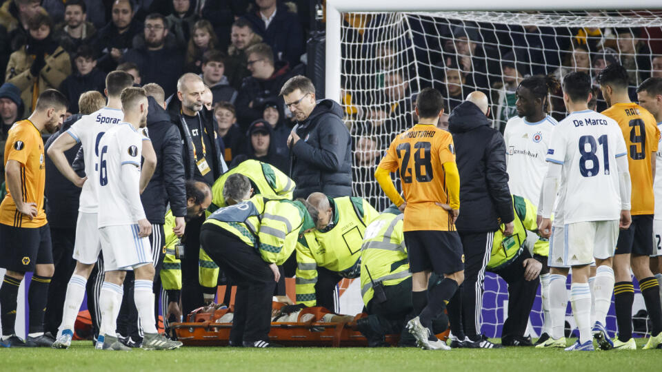 Odvetný zápas K-skupiny Európkej futbalovej ligy UEFA medzi Wolverhampton Wanderers a ŠK Slovan Bratislava. Na snímke zranený Kenen Bajrič.