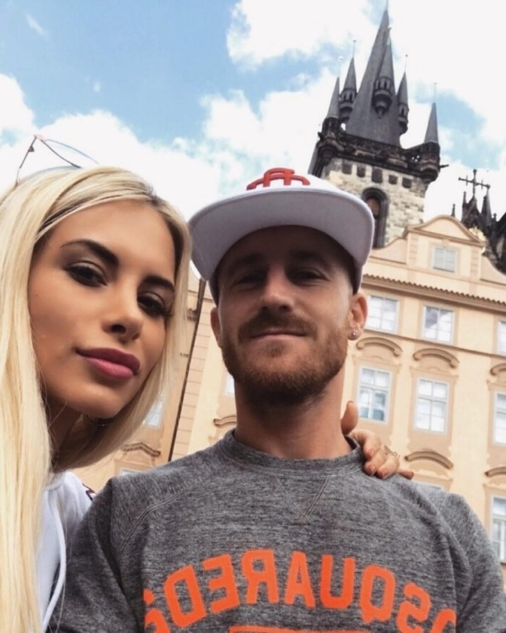 Stoch si pôsobenie v Prahe užíva aj s priateľkou.