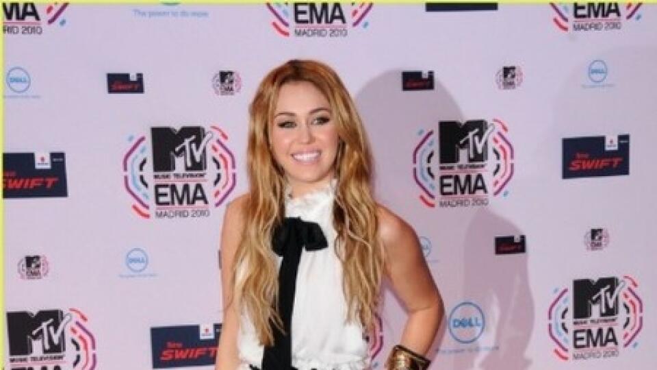 Miley Cyrus na červenom koberci MTV EMA 2010 predstavila v tejto róbe.