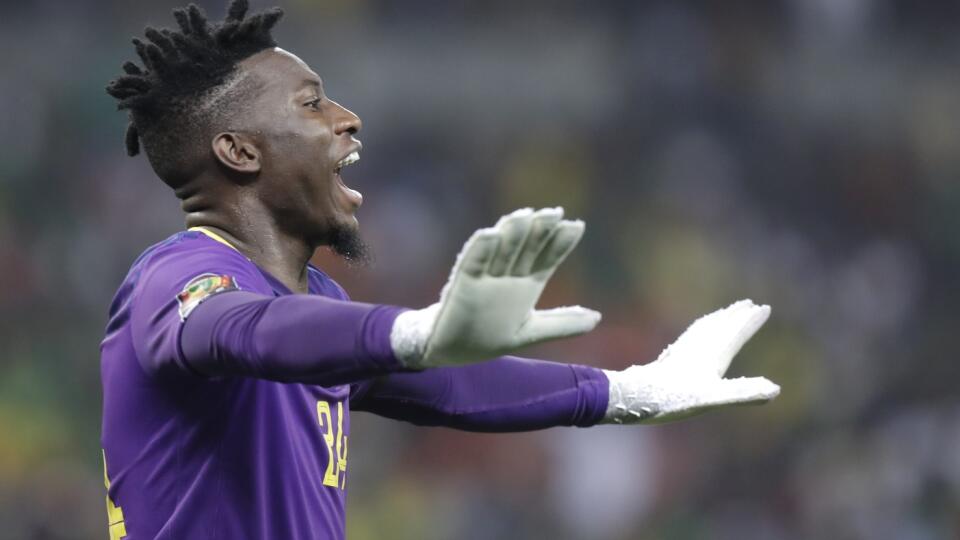 PK 51 archív Douala - Na archívnej snímke z 29. januára 2022 brankár kamerunskej futbalovej reprezentácie Andre Onana gestikuluje počas štvrťfinálového zápasu Afrického pohára národov Kamerun - Gambia v kamerunskom meste Douala. Onana sa po hrozivo vyzerajúcej dopravnej nehode pripojil v utorok 22. marca ku kamerunskej futbalovej reprezentácii, ktorá sa pripravuje na dvojzápas africkej baráže MS 2022 proti Alžírsku. Víťaz si zaistí miestenku na šampionát v Katare. FOTO TASR/AP

FILE - Cameroon's