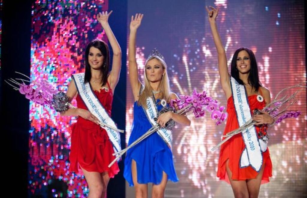 Zľava prvá vicemiss Timea Szaboová, Miss Universe pre rok 2010 Anna Amenová a druhá vicemiss Hana Kiková.