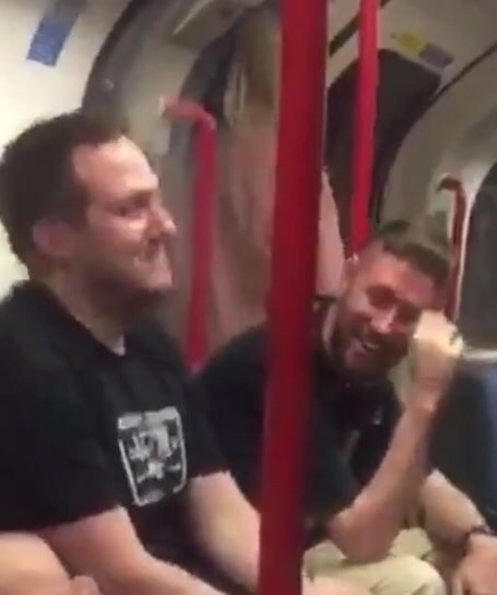 Je otázne, či si cestujúci iba spravili srandu z spievajúceho fanúšika