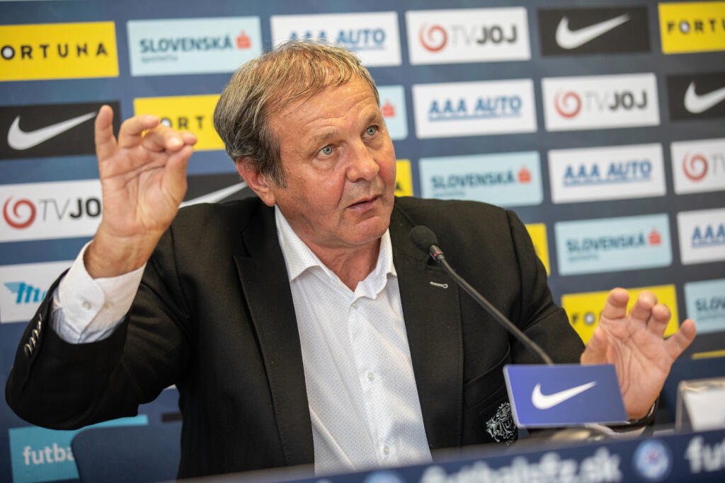 "Dúbravka mi povedal, že má ťažké obdobie v Newcastli a išiel sa odreagovať. Weiss povedal, že nevie, prečo bol vonku. Lobotka povedal, že vo Vigu mal nahustený program a nemal čas sa odreagovať. Čudný pohľad na vec, keď hral zápasy sobota-sobota. A ešte na margo môjho odchodu povedal, že tréneri prichádzajú a odchádzajú a ja som profesionál. Prístupom stopercentný. Máme ho všetci radi, je to hráč budúcnosti s veľkým potenciálom. Škriniar povedal to isté, som z neho sklamaný, lebo vzťah s ním bol nadštandardný. Teším sa z jeho výkonov, budem obom stále fandiť, ale aj som ich chcel na tlačovke po zápase s Českom vyhecovať čiastočnou kritikou, aby prevzali väčšiu zodpovednosť za hru mužstva a nespoliehali sa na Škrtela. Šatka mi povedal, že išiel s kamarátmi. Tí siedmi hráči ponocovali, ako som mal zareagovať?"