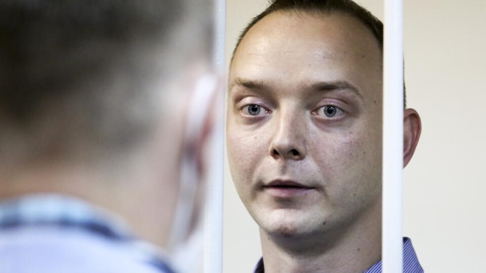 KK3 Moskva - Bývalý ruský novinár Ivan Safronov stojí medzi mrežami v súdnej sieni 7. júla 2020 v Moskve. Bývalý ruský novinár Ivan Safronov, ktorý bol v utorok obvinený z vlastizrady, zostane vo vyšetrovacej väzbe do 6. septembra. V utorok o tom rozhodol príslušný moskovský súd. Safronov, ktorý naposledy pôsobil ako poradca šéfa ruskej vesmírnej agentúry Roskosmos, vinu odmieta. Ak ho súd uzná za vinného, hrozí mu trest odňatia slobody do 20 rokov. FOTO TASR/AP
Ivan Safronov, an adviser to the