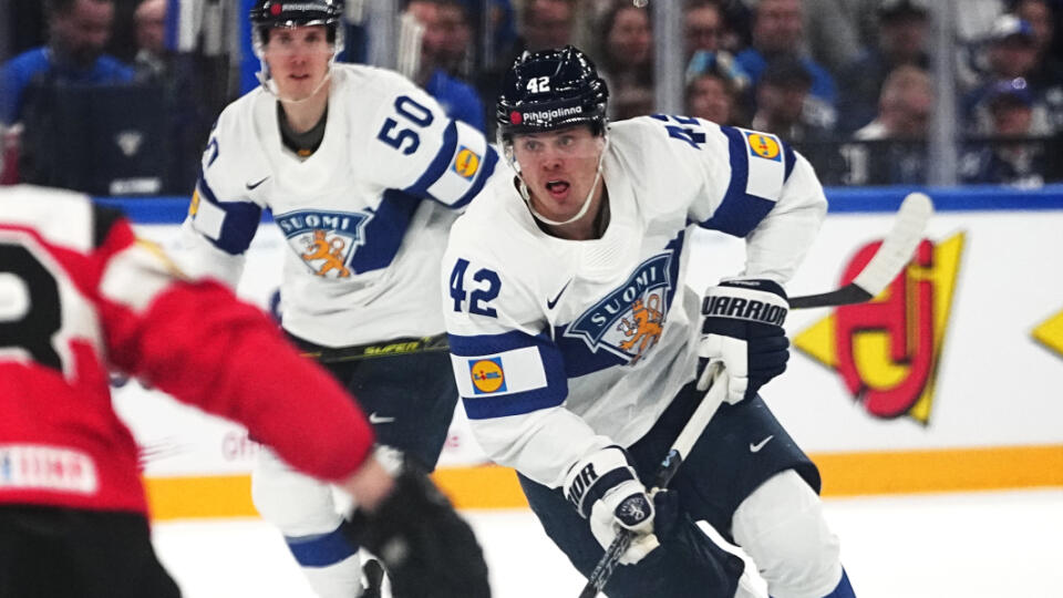 JB 46 Tampere - Fínsky hráč Kasperi Kapanen(vpravo) kontroluje puk v zápase A-skupiny na MS 2023 v hokeji Rakúsko - Fínsko v Tampere 20. mája 2023. FOTO TASR/AP
Finland's Kasperi Kapanen, right, controls the puck during the group A match between Austria and Finland at the ice hockey world championship in Tampere, Finland, Saturday, May 20, 2023. (AP Photo/Pavel Golovkin)