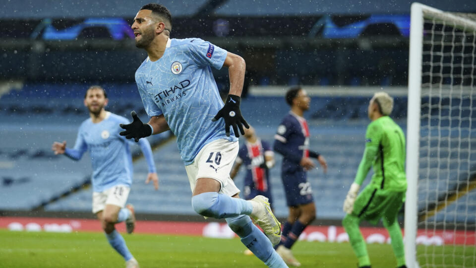WA 14 Manchester - Futbalista Manchestru City Riyad Mahrez sa teší po strelení gólu v odvetnom zápase semifinále Ligy majstrov Manchester City - Paríž Saint-Germain 4. mája 2021 v Manchestri. FOTO TASR/AP
Manchester City's Riyad Mahrez celebrates after scoring his sides second goal during the Champions League semifinal second leg soccer match between Manchester City and Paris Saint Germain at the Etihad stadium, in Manchester, Tuesday, May 4, 2021. (AP Photo/Dave Thompson)