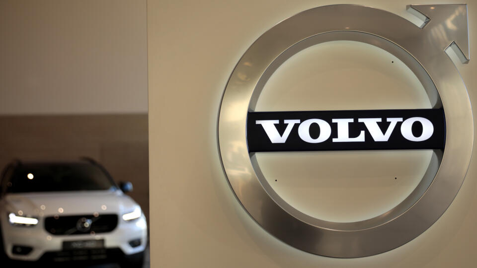 WA 50 archív Brusel - Na archívnej snímke zo 6. februára 2020 osobné vozidlo sa nachádza za logom švédskej automobilky Volvo v Bruseli. Švédska automobilka Volvo plánuje, že do roku 2030 budú všetky jej autá plne elektrické. Pripojila sa tak k rastúcemu počtu automobiliek, ktoré chcú do konca tohto desaťročia skončiť s produkciou áut využívajúcich fosílne palivá. FOTO TASR/AP
FILE - In this Feb. 6, 2020 file photo a Volvo car is parked behind the Volvo logo in the lobby of the company's corpo