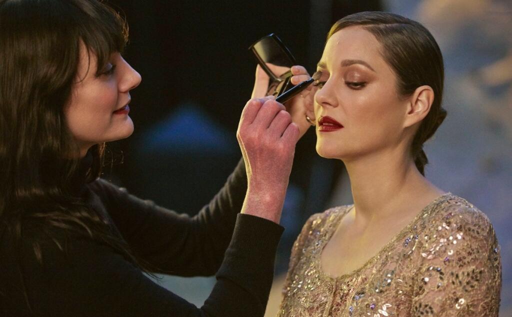 Marion Cotillard nechýba na žiadnej prehliadke značkyl, užila si aj chanelovské líčenie.