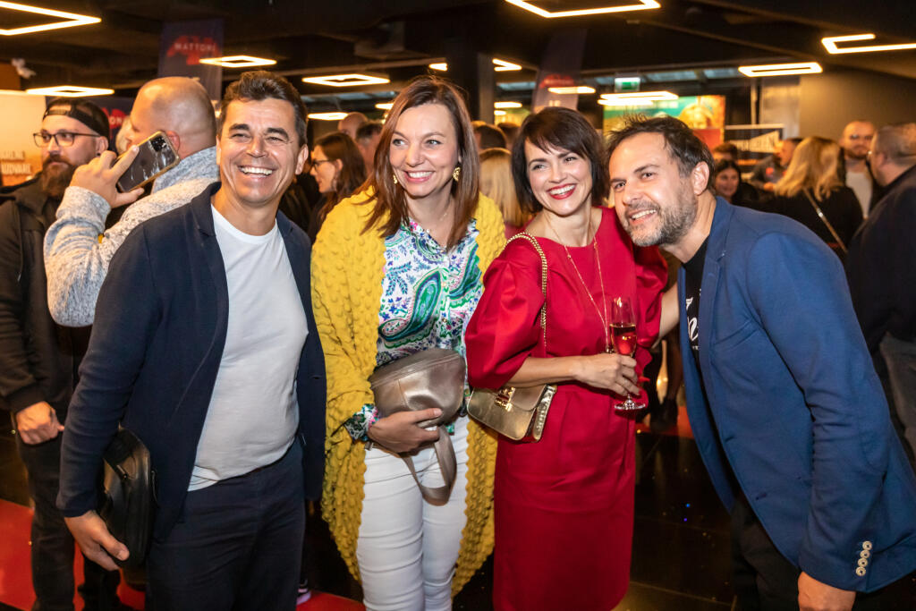 Na premiéru zašli aj Roman Pomajbo s Petrou Pomajbovou a Adriana Kemková a Juraj Kemka. Nežné polovičky hercov sa vyfarbili.