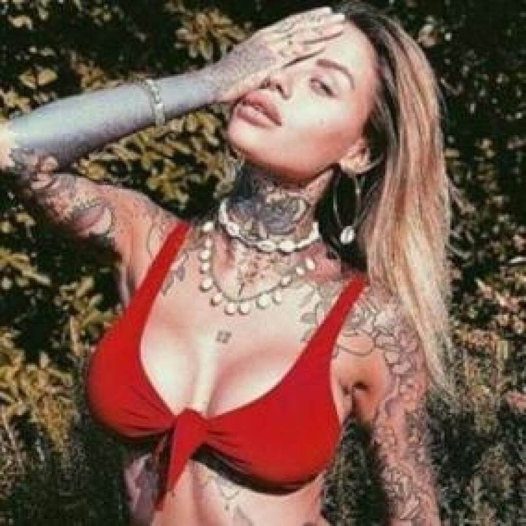 Zoe Cristofoli je obľúbenou na sociálnych sieťach. Má skvelý zmysel pre módu a jej tetovania jej dodávajú výnimočnosť