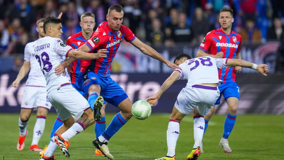 WA 25 Plzeň - Futbalista Plzne Tomáš Chorý (uprostred), hráči Fiorentiny Lucas Martinez Quarta (vľavo) a Rolando Mandragora bojujú v prvom zápase štvrťfinále Európskej konferenčnej ligy (EKL) Viktoria Plzeň - AC Fiorentina v Plzni vo štvrtok 11. apríla 2024. FOTO TASR/AP 

Plzen's Tomas Chory, center, duels for the ball with Fiorentina's Lucas Martinez Quarta, left, and Fiorentina's Rolando Mandragora during the Europa Conference League quarter final first leg soccer match between Viktoria Plzen