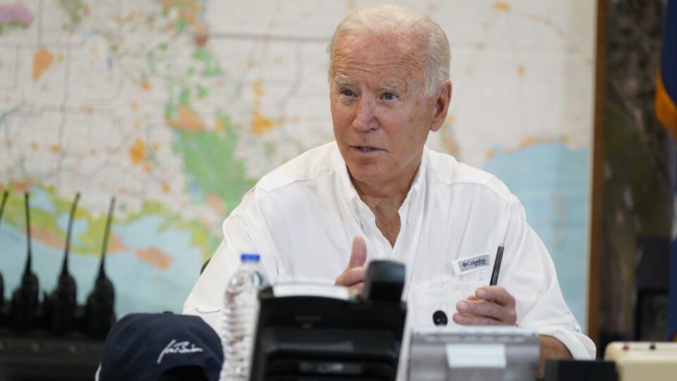 JB 54 LaPlace - Americký prezident Joe Biden počas brífingu o škodách po hurikáne Ida v operačnom stredisku pre mimoriadne situácie v meste LaPlace, v americkom štáte Louisiana 3. septembra 2021. Biden navštívil štát Louisiana, ktorým sa prehnal hurikán Ida. Výdatné zrážky a záplavy, ktoré na severovýchod Spojených štátov priniesla rozpadávajúca sa tropická búrka Ida, pripravili o život najmenej 41 ľudí. Podľa rozhlasovej stanice BBC o tom v piatok informovali miestne úrady. FOTO TASR/AP