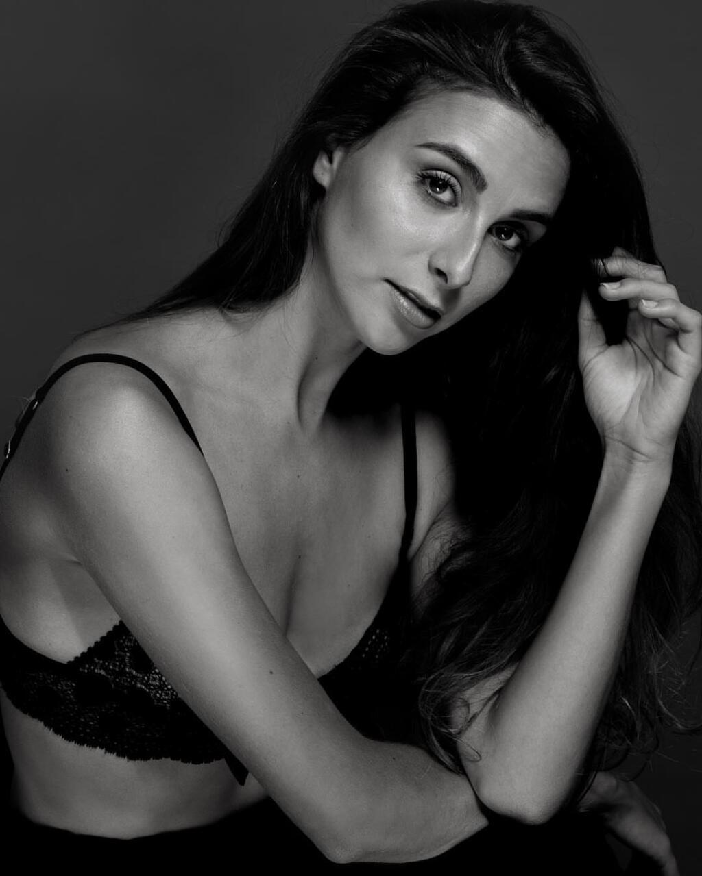 Krásna Valentine pracuje vo Francúzsku ako modelka. Rada cestuje a má rada rýchle autá.