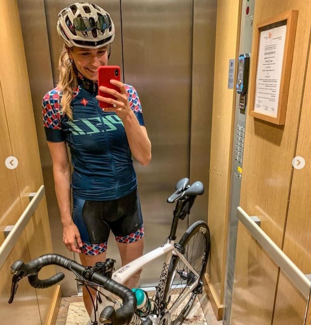 "Prázdne duše na mojom bicykli mi dnes pripomenuli, že je tomu už nejaký ten čas, odkedy som ho naposledy prevetrala. Ešteže som si minule kúpila pumpu. Teším sa, že sa môžem opäť trochu pohýbať, nieže by som mala pri malom málo pohybu, ale tak inak," napísala Katarína na instagrame.