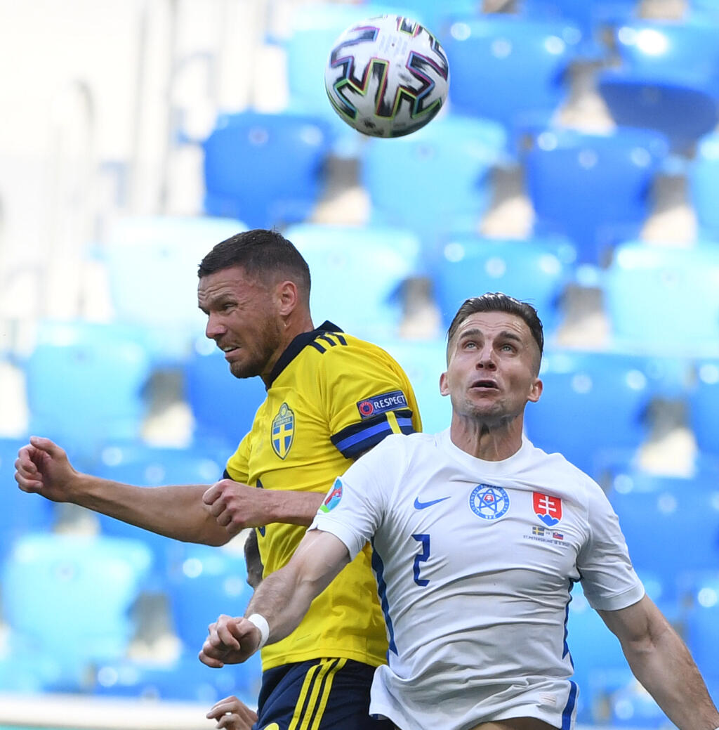 Na snímke sprava slovenský futbalista Peter Pekarík a švédsky futbalista Marcus Berg počas zápasu E-skupiny na majstrovstvách Európy vo futbale Švédsko - Slovensko 18. júna 2021 v Petrohrade. FOTO TASR - Martin Baumann
