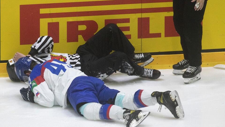 Nepríjemný stret Takáča s rozhodcom. Obaja sa len ťažko dvíhali z ľadu. Kým slovenský hokejista v zápase pokračoval, rozhodca sa už na ľade neobjavil.