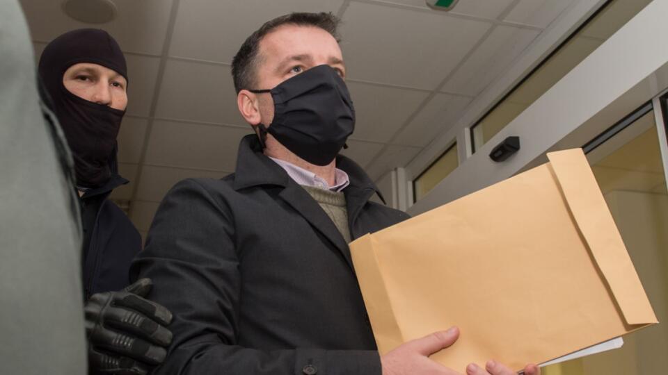 Na snímke námestník riaditeľa SIS Boris B. v sprievode polície na Špecializovanom trestnom súde (ŠTS) v Pezinku 6. decembra 2020. Policajný exprezident Milan L. a ďalšie štyri osoby zadržané v rámci policajnej akcie Judáš budú stíhaní väzobne.
