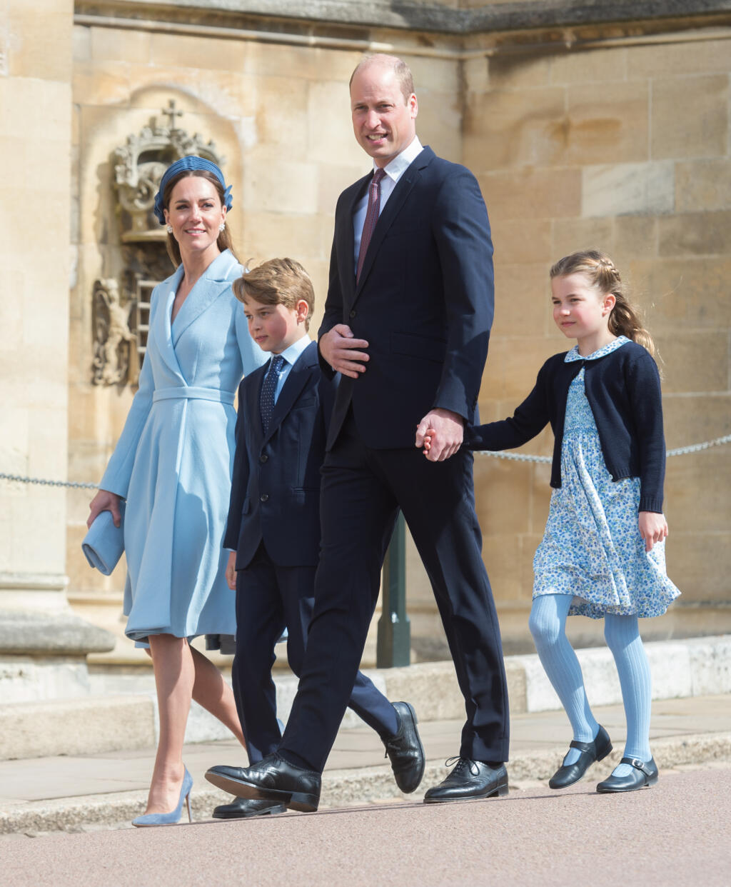Na veľkonočnú bohoslužbu v Kaplnke sv. Juraja prišli členovia middletonovskej famílie ako cez kopirák. Zatiaľ čo malá Charlotte (6) ohurovala v bledomodrých šatách, podobne ako jej mama Kate (40), šuhaj George (8) nasadil po vzore otca princa Williama (39) štýlový oblek.
