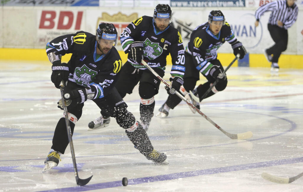 Na snímke zľava Kamil Brabenec, Michal Hudec a Milan Kytnár (všetci Nové Zámky) v zápase 1. kole hokejovej Tipsport Ligy HKM Zvolen - HC Mikron Nové Zámky vo Zvolene 9. septembra 2016. FOTO TASR - Branislav Račko