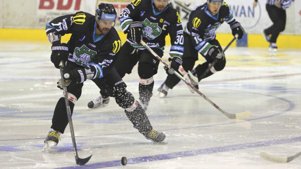 Na snímke zľava Kamil Brabenec, Michal Hudec a Milan Kytnár (všetci Nové Zámky) v zápase 1. kole hokejovej Tipsport Ligy HKM Zvolen - HC Mikron Nové Zámky vo Zvolene 9. septembra 2016. FOTO TASR - Branislav Račko