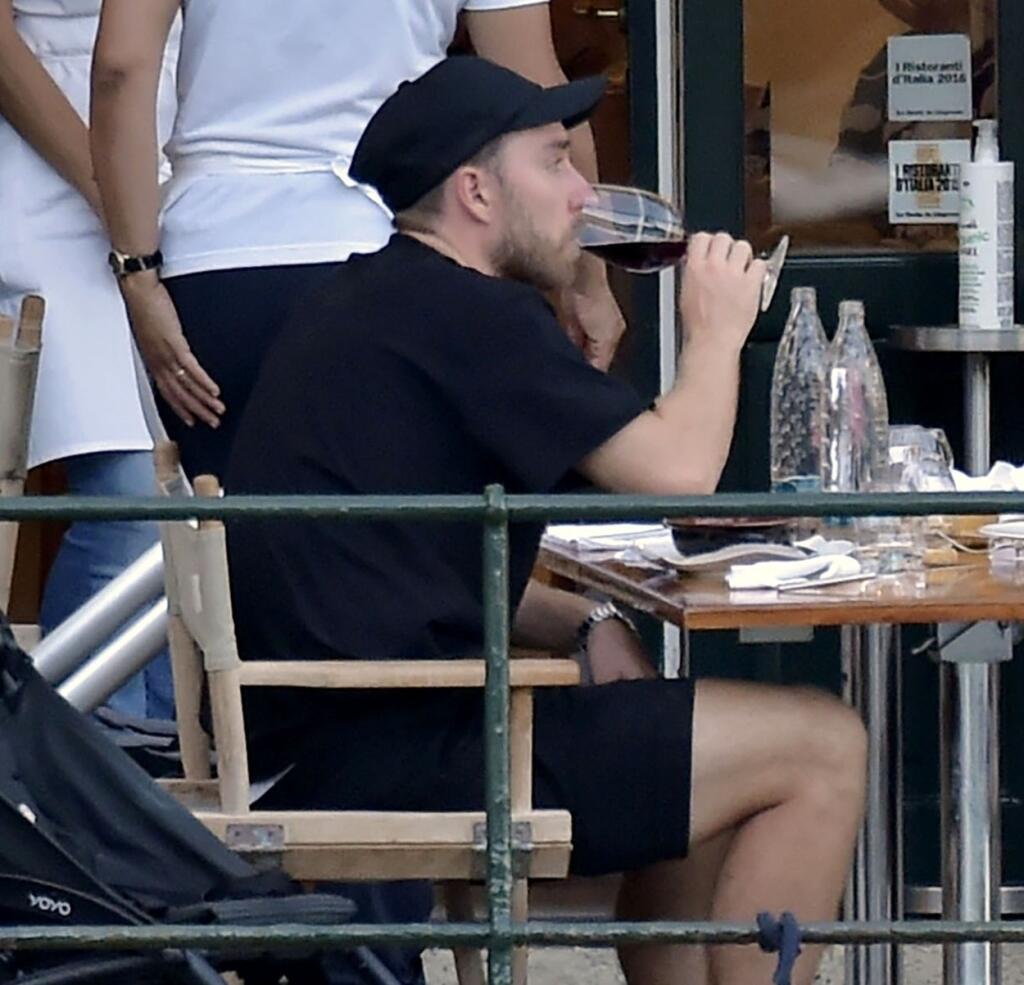 Na terase jedného podniku si Eriksen cucal z vínového pohára červený nápoj.