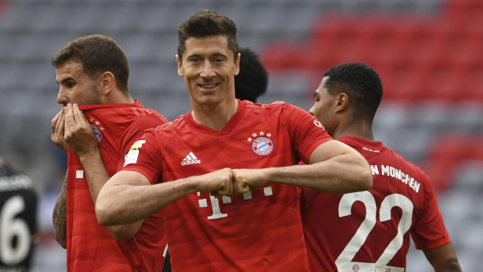 KK5 Mníchov - Futbalista Bayernu Mníchov Robert Lewandowski (uprostred) sa teší po góle počas zápasu 29. kola nemeckej Bundesligy Bayern Mníchov - Fortuna Düsseldorf 30. mája 2020 v Mníchove. FOTO TASR/AP
Munich players, as Robert Lewandowski, centre, celebrates scoring, taking the score to 3:0 against Fortuna D'sseldorf, during their Bundesliga soccer match played without an audience in Munich, Germany, Saturday May 30, 2020. Soccer matches are being played without an audience because of the co