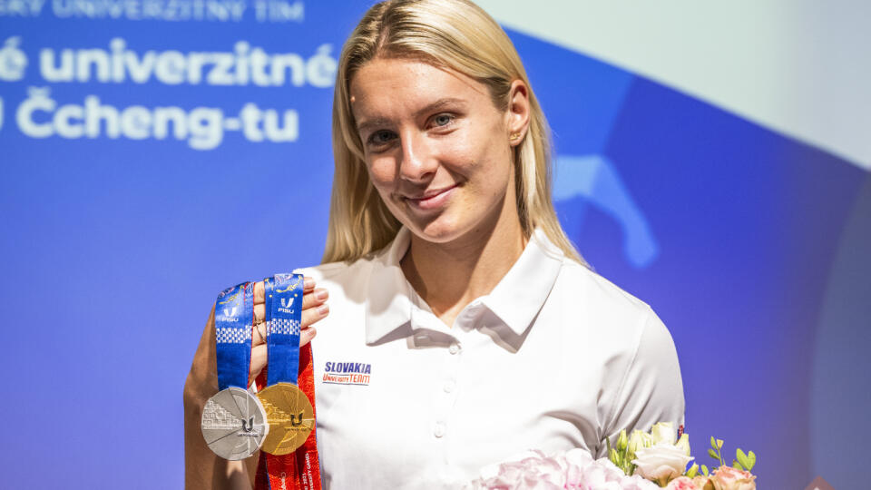 Na snímke slovenská atlétka Viktória Forsterová s medailami počas tlačovej konferencie s členmi výpravy po návrate zo Svetovej univerziády v Číne, v Bratislave 8. augusta 2023. FOTO TASR - Jaroslav Novák