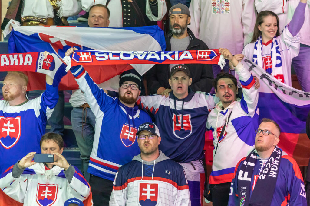 Na snímke sú fanúšikovia počas piateho zápasu základnej skupiny MS 2022 v Helsinkách, v ktorom nastúpili slovenskí hokejisti proti Kazachstanu.