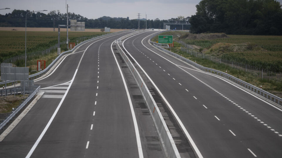 Na snímke otvorenie rýchlostnej cesty R7 Holice - Ketelec a časti diaľnice D4 Ketelec - Rovinka pri obci Dunajská Lužná 19. júla 2020. FOTO TASR - Jaroslav Novák