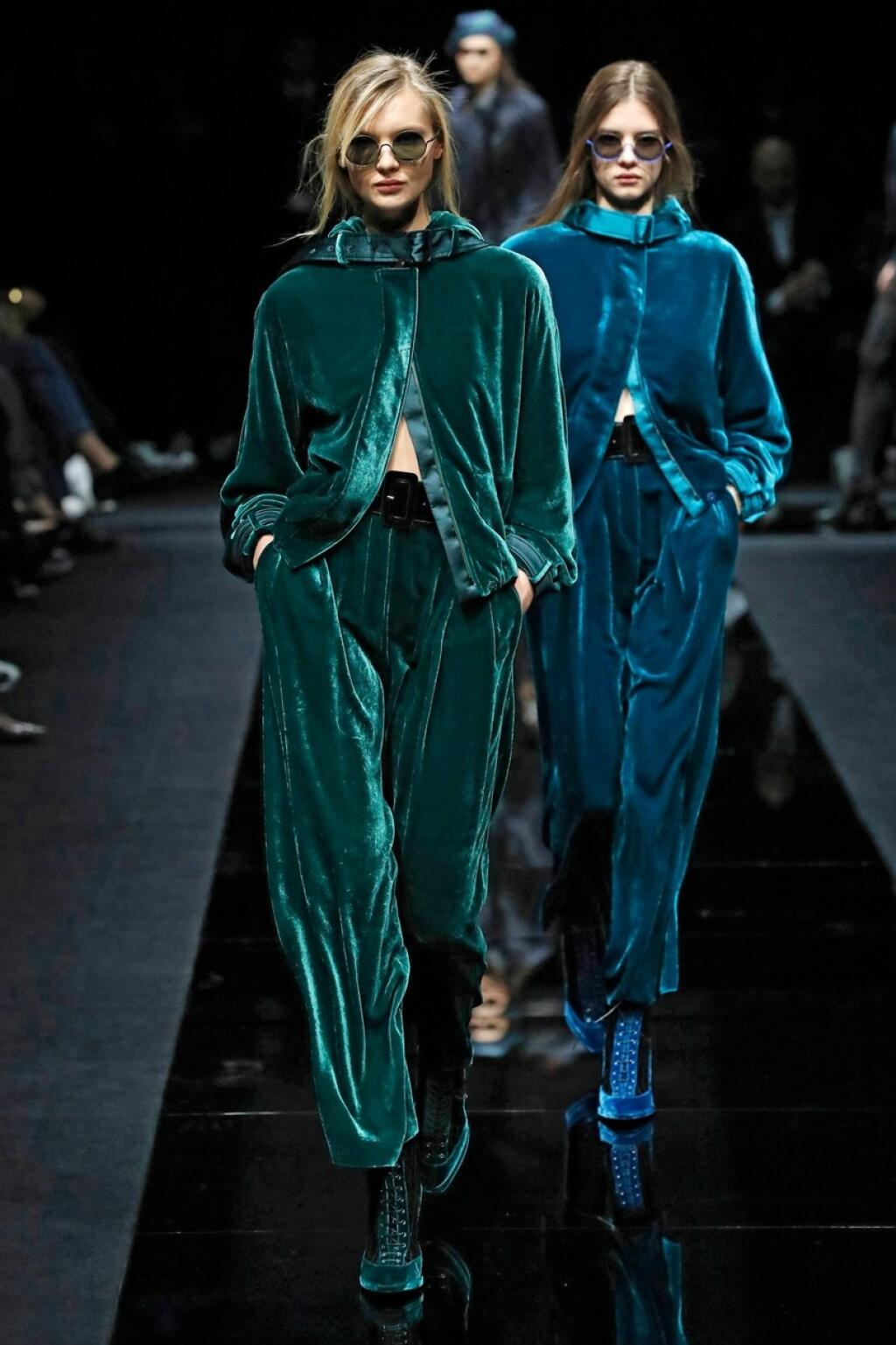 Zanatový materiál vynikne aj na pohodlných teplákových strihoch. Takto ich predviedli na prehlidake. Emporio Armani.