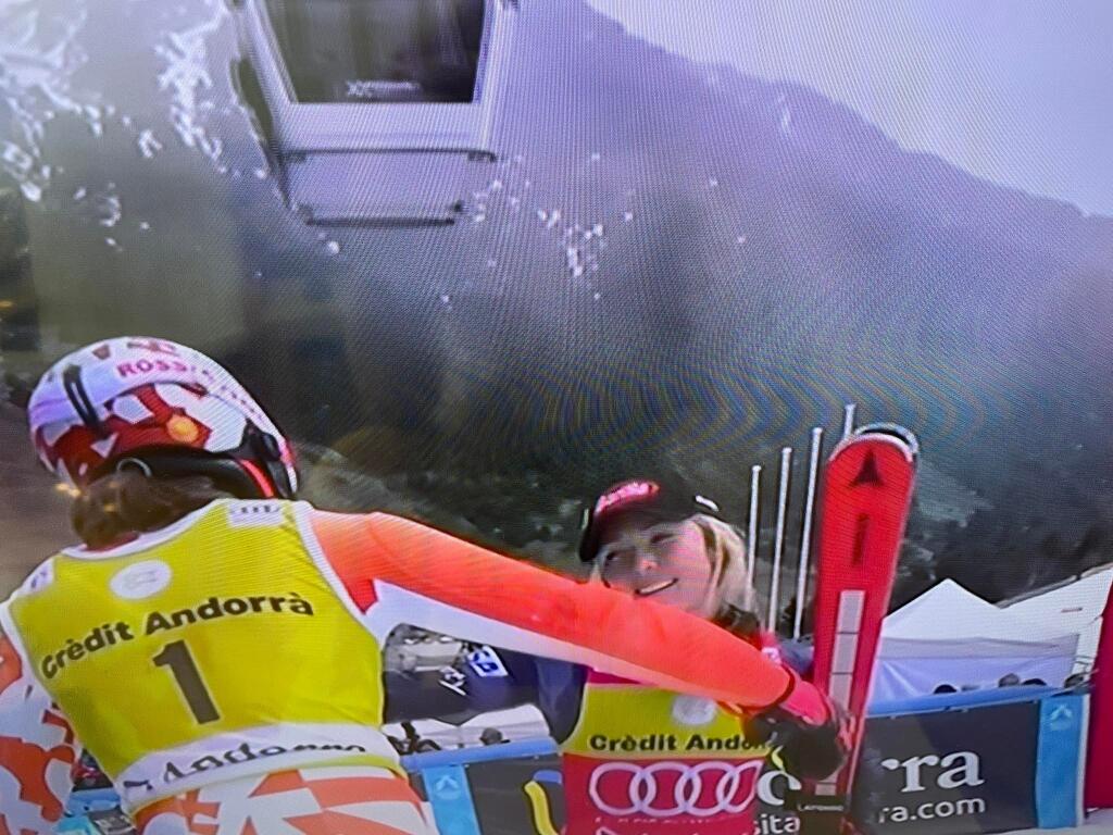 Shiffrinová síce nebola spokojná s 3. miestom, následne však Vlhovej pogratulovala k víťazstvu a vyobjímali sa.