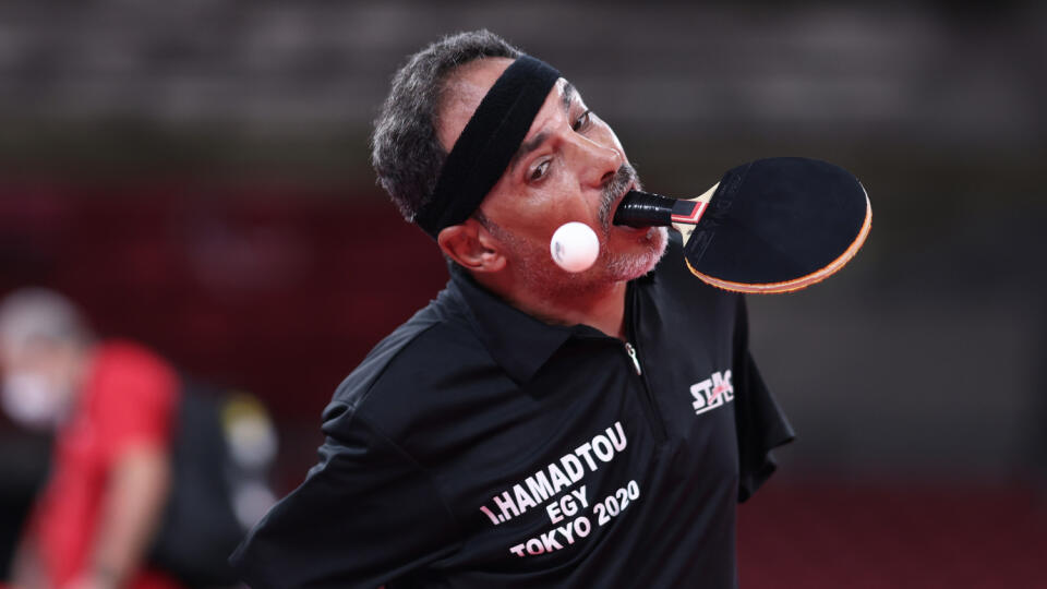 Ibrahim Hamadtou prišiel v detstve o obe ruky, napriek tomu hrá stolný tenis. Raketu drží medzi zubami.