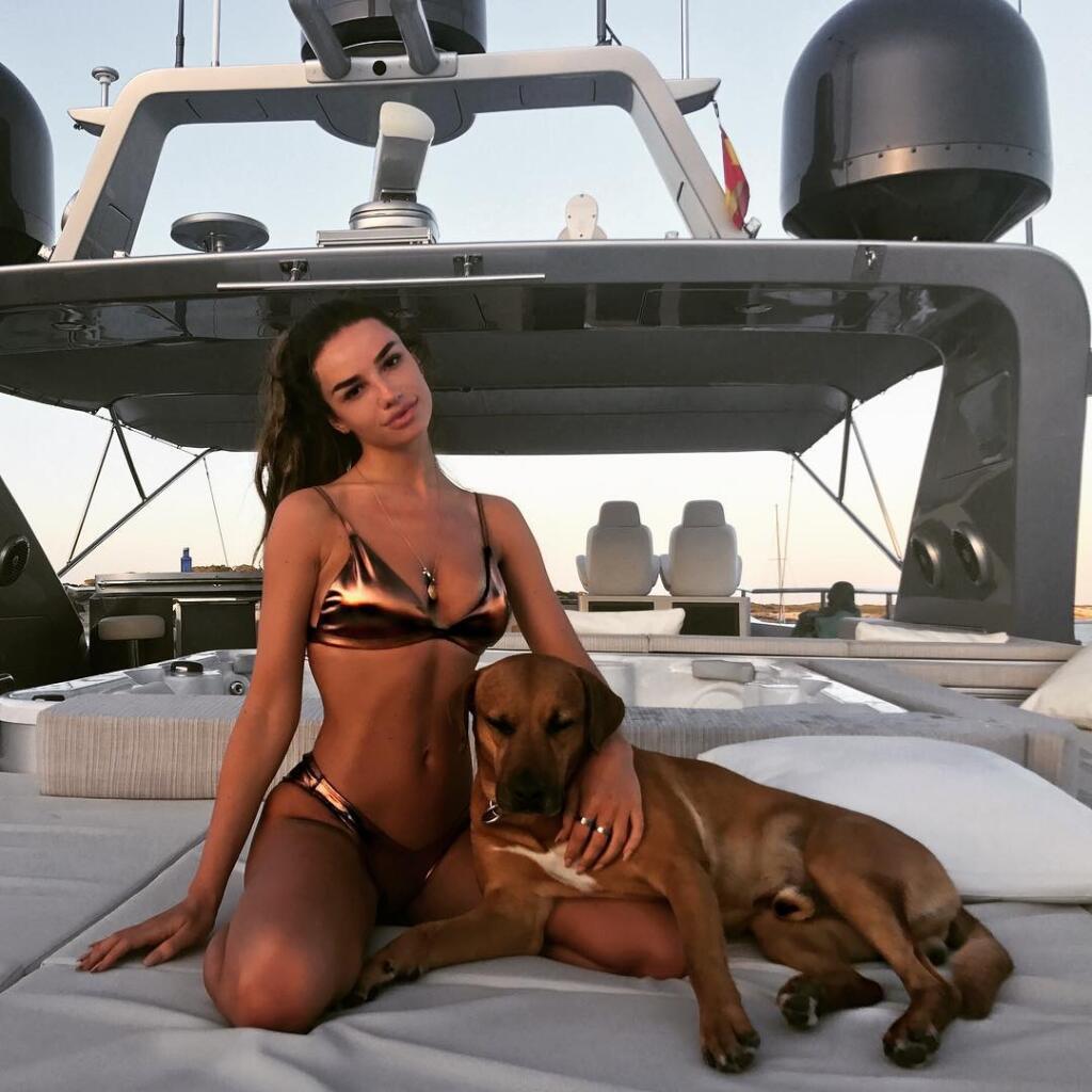 Ruby sa môže pochváliť dokonalými krivkami, ktoré vystavuje na sociálnej sieti. Fanúšikovia pri pohľade na jej telo nechápu, ako mohol Dele Alli viac času tráviť pri videohrách ako pri nej.