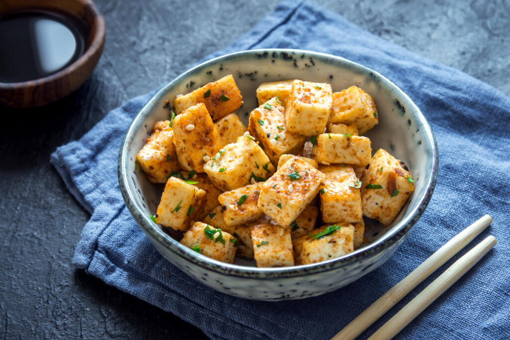 Jedzte tofu a získate skvelú formu vegetariánskeho sójového proteínu s minerálmi zdravými pre srdce, vlákninou a polynenasýtenými tukmi. Výborne prevezme chuť korenia alebo omáčok, ktoré používate na jeho varenie.