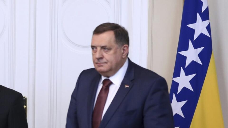JB 27 Sarajevo - Nemecká ministerka zahraničných vecí Annalena Baerbocková (druhá zľava) pózuje s členmi bosnianskeho predsedníctva tzv. tripartity Sefikom Džaferovičom (uprostred), Zeljkom Komšičom (vľavo) a Miloradom Dodikom (vpravo) pred ich stretnutím v Sarajeve 10. marca 2022. FOTO TASR/AP
German foreign minister Annalena Baerbock, second left, poses with members of Bosnian presidency Sefik Dzaferovic, center, Zeljko Komsic, left and Milorad Dodik, in Sarajevo, Bosnia, Thursday, March 1