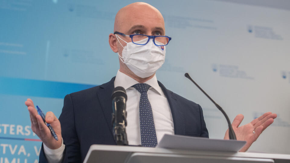 Od budúceho pondelka (19. 4.) sa majú na Slovensku otvoriť ôsme a deviate ročníky základných škôl (ZŠ) okrem tých, ktoré sú v tzv. čiernych okresoch. Na snímke minister školstva, vedy, výskumu a športu SR Branislav Gröhling (SaS) počas tlačovej konferencie v Bratislave v pondelok 12. apríla 2021. FOTO TASR - Martin Baumann