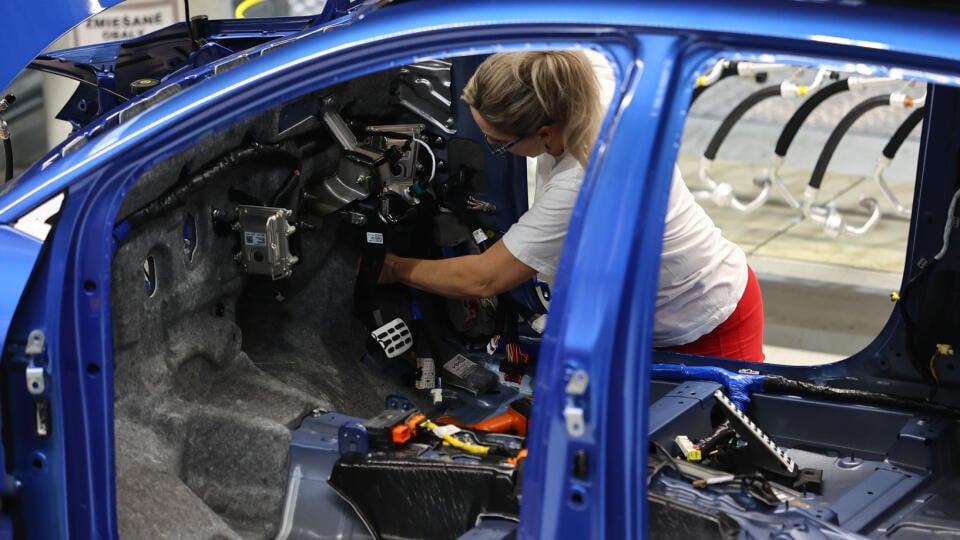 Na snímke montáž nových automobilov Kia v priestoroch výrobnej haly spoločnosti Kia Slovakia v stredu 15. januára 2025 v Tepličke nad Váhom pri Žiline. FOTO TASR - Daniel Stehlík