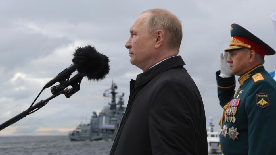 Ruský prezident Vladimir Putin (vľavo) sa prihovára na námornej prehliadke pri príležitosti Dňa námorníctva v Petrohrade v nedeľu 31. júla 2022. Vpravo ruský minister obrany Sergej Šojgu.