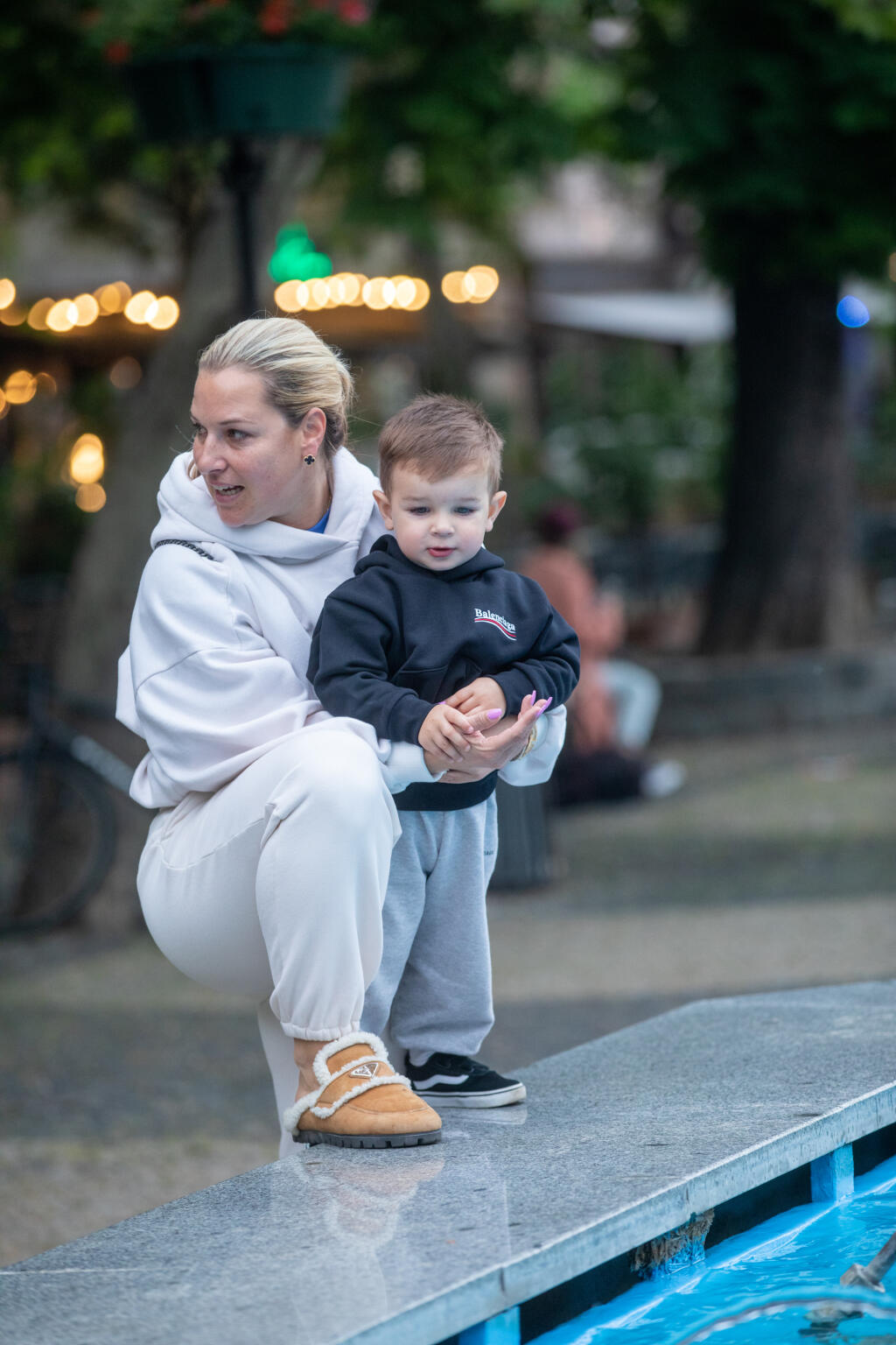 Na snímke je Dominika Cibulková s Jakubkom počas prechádzky v Bratislave.