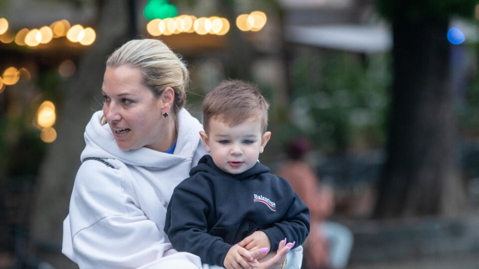 Na snímke je Dominika Cibulková so svojim synčekom Jakubkom počas prechádzky v Bratislave.
