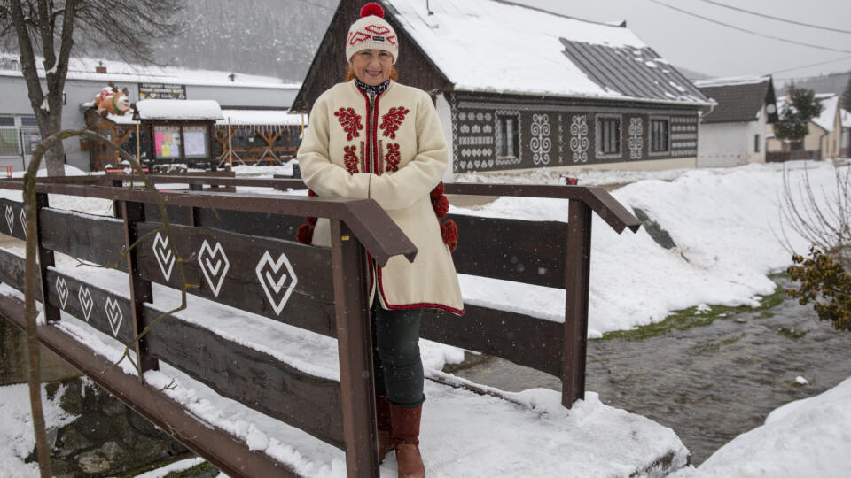 Starostka IVETA MICHALÍKOVÁ okrem krojov nosieva výlučne šaty a doplnky s čičmianskymi ornamentmi.